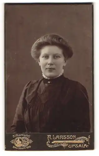 Fotografie A. Larsson, Upsala, Portrait bürgerliche Dame mit moderner Frisur