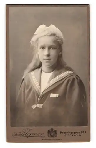 Fotografie Atelier Florman, Stockholm, Portrait junge Dame im Matrosenkleid mit Schleife im Haar