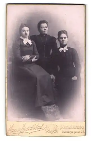 Fotografie Anna Appelblad, Jönköping, Portrait drei junge Damen in eleganten Kleidern