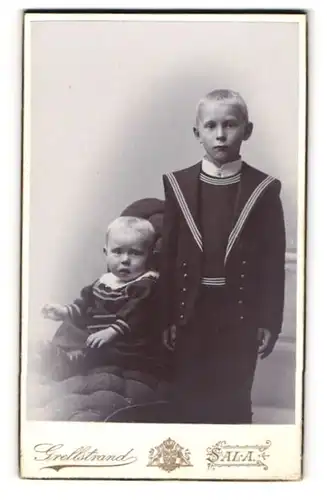 Fotografie C. A. Grellstrand, Sala, Portrait Junge im Matrosenanzug mit kleinem Mädchen