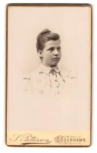 Fotografie S. petterson, Söderhamn, Portrait bildschönes Fräulein mit Dutt