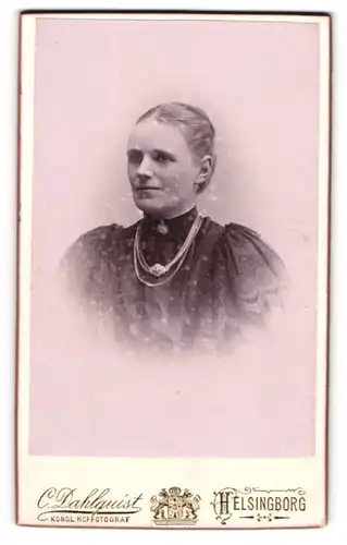 Fotografie C. Dahlquist, Helsingborg, Portrait elegant gekleidete Dame mit Halskette und Kragenbrosche