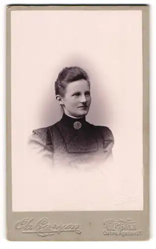 Fotografie A. Larsson, Upsala, Portrait junge Dame im eleganten Kleid mit Kragenbrosche