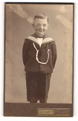 Fotografie Sjöstedt & Co., Malmö, Portrait kleiner Junge im Matrosenanzug mit Kordel