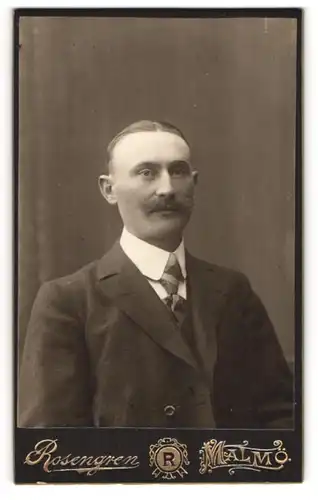 Fotografie Hj. Rosengren, Malmö, Portrait junger Herr im Anzug mit Krawatte und Schnurrbart