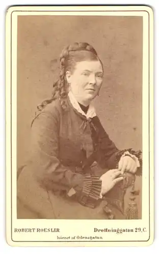 Fotografie Robert Roesler, Stockholm, Portrait sitzende Dame im hübschen Kleid mit Hochsteckfrisur