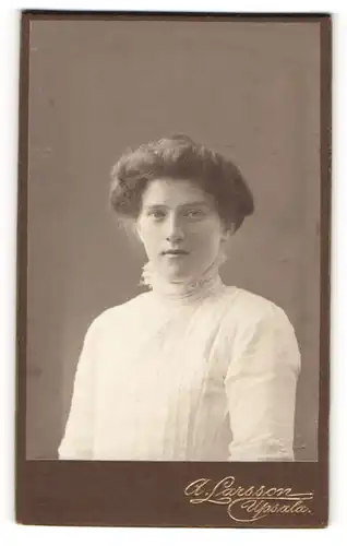 Fotografie A. Larsson, Upsala, Portrait junge Dame mit hochgestecktem Haar