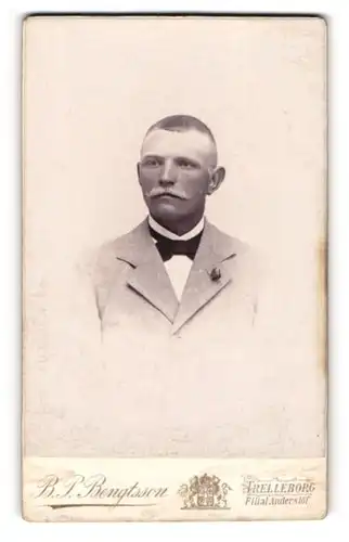 Fotografie B. P. Bengtsson, Trelleborg, Portrait junger Mann im Anzug mit Fliege und Schnurrbart