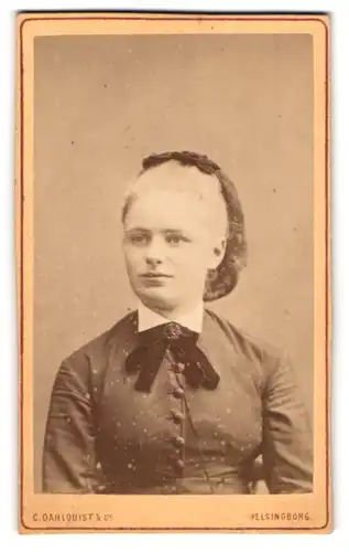 Fotografie C. Dahlquist & Cos., Helsingborg, Portrait junge Dame in zeitgenössischer Kleidung