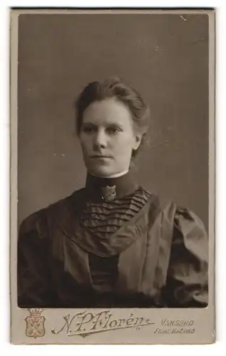 Fotografie N. P. Florén, Vansbro, Portrait junge Dame im eleganten Kleid mit Kragenbrosche