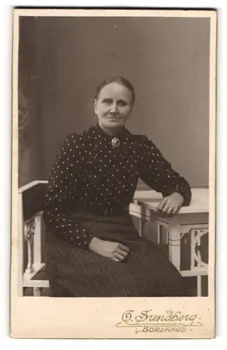 Fotografie O. Sundsberg, Borlänge, Portrait Portrait ältere Dame in gepunkteter Bluse am Tisch sitzend