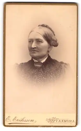 Fotografie E. Eriksson, Ofvanmyra, Portrait ältere Dame mit Hochsteckfrisur und Kragenbrosche