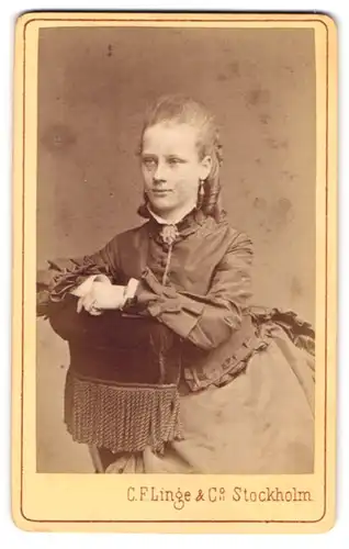 Fotografie C. F. Linge & Co., Stockholm, Portrait junge Dame in festlicher Kleidung