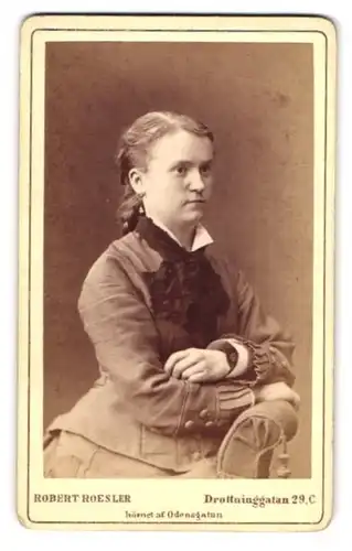 Fotografie Robert Roesler, Stockholm, Portrait junge Dame in modischer Kleidung mit Halstuch