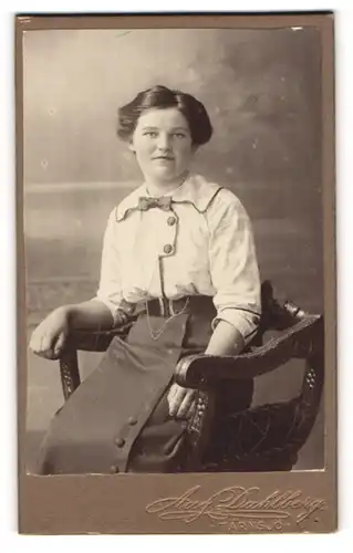 Fotografie Aug. Dahlberg, Tärnsjö, Portrait junge Dame in modischer Bluse auf Stuhl sitzend