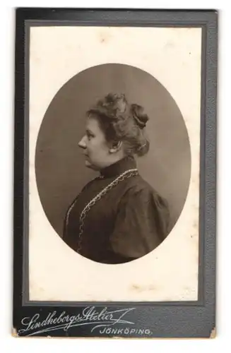 Fotografie Atelier Lindheborg, Jönköping, Portrait bürgerliche Dame mit Hochsteckfrisur