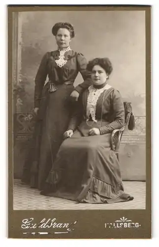 Fotografie N. H. Guldbrand, Hallsberg, zwei Frauen mit Spitzentüchern und Hochsteckfrisuren