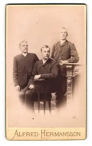 Fotografie Alfred Hermansson, Orebro, Portrait drei stattliche junge Männer in Anzügen