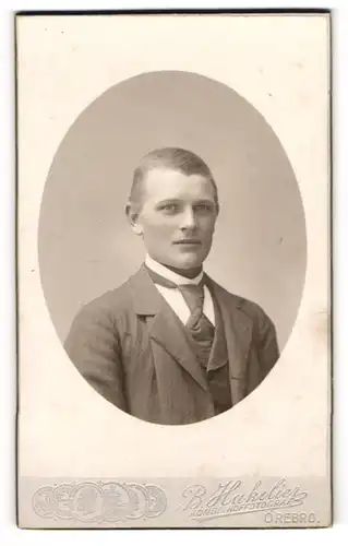 Fotografie B. Hakelier, Örebro, Portrait hübscher junger Mann in Krawatte und Jackett