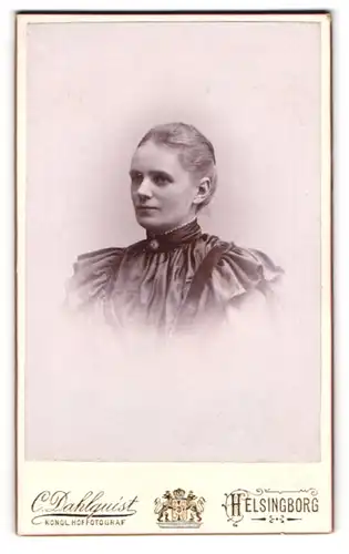 Fotografie C. Dahlquist, Helsingborg, Portrait blonde Schönheit in gerüschter Bluse