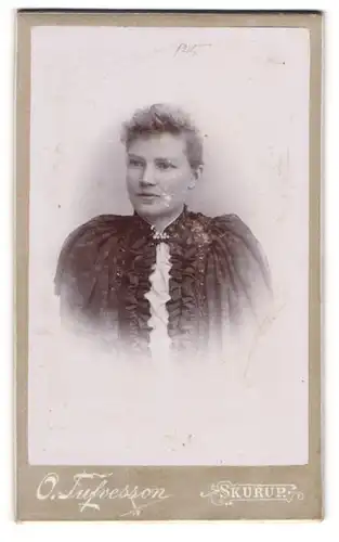 Fotografie O. Tufvesson, Skurup, Portrait blonde Schönheit mit Brosche am Blusenkragen