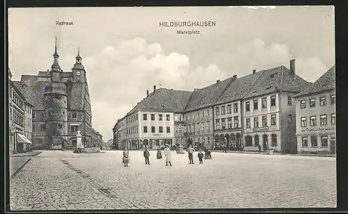 AK Hildburghausen, Blick über den Marktplatz, Geschäfte, Rathaus und Passanten