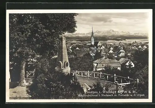 AK Saulgau i. Württbg., Schillerdenkmal im Stadtpark mit Fernsicht auf Stadt und Alpen