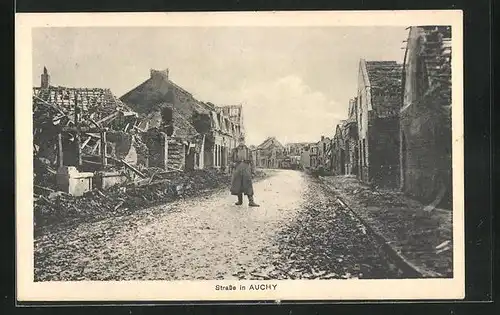 AK Auchy, Soldat steht auf Strasse neben zerstörten Gebäuden