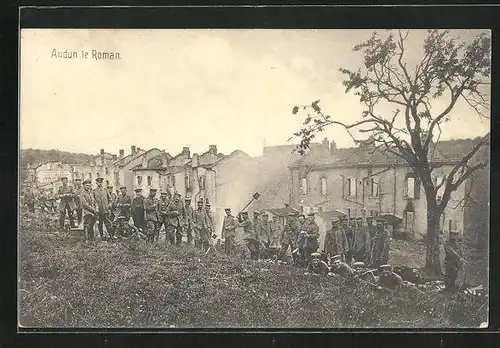 AK Audun-le-Roman, Soldaten posieren vor zerschossenen Gebäuden