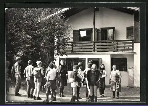 AK Unterammergau, Kinder vor dem Starnberger Jugend-Bergheim Dr. Max Irlinger