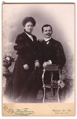 Fotografie Edg. Wallnau, Berlin-N, Portrait bürgerliches Paar in eleganter Kleidung