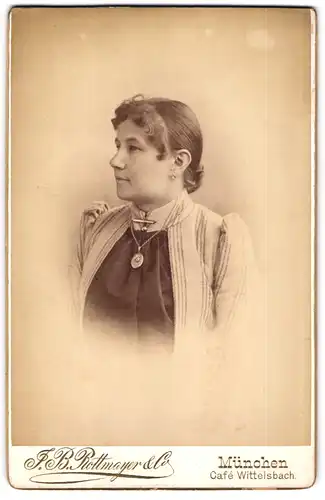 Fotografie J. B. Rottmayer & Co., München, Portrait junge Dame in modischer Kleidung mit Medaillon