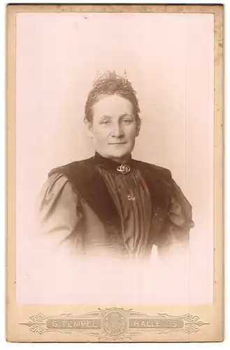 Fotografie Gustav Tempel, Halle a / S., Portrait bürgerliche Dame mit zurückgebundenem Haar