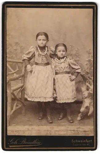 Fotografie Gebr. Brändlein, Schweinfurt a / M., Portrait zwei kleine Mädchen in modischen Kleidern