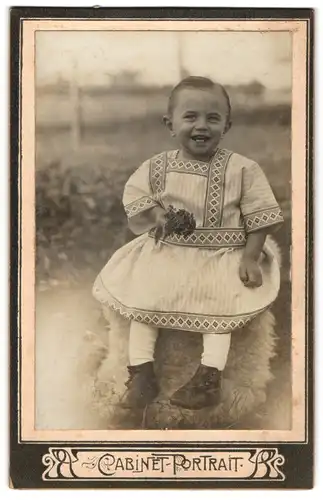 Fotografie Cabinet-Portrait, unbekannter Ort, Portrait kleines Mädchen in hübscher Kleidung mit Blumen