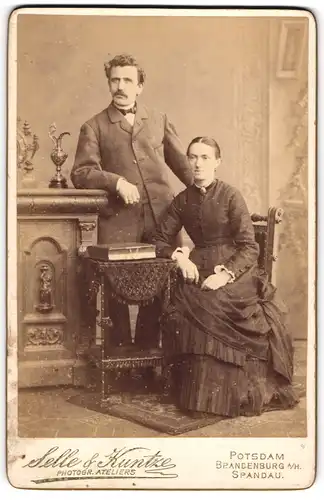 Fotografie Selle & Kuntze, Potsdam, Portrait bürgerliches Paar in zeitgenössischer Kleidung