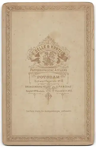 Fotografie Selle & Kuntze, Potsdam, Portrait bürgerliches Paar in zeitgenössischer Kleidung