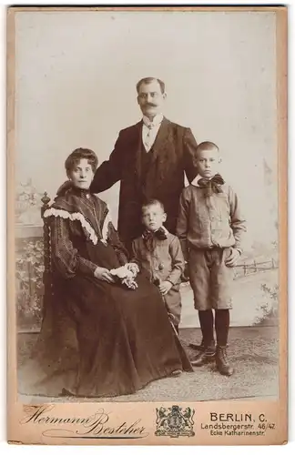 Fotografie Hermann Besteher, Berlin-C, Portrait Portrait bürgerliches Paar mit zwei kleinen Jungen