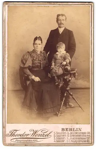 Fotografie Theodor Wenzel, Berlin, Portrait bürgerliches Paar mit einer kleinen Tochter