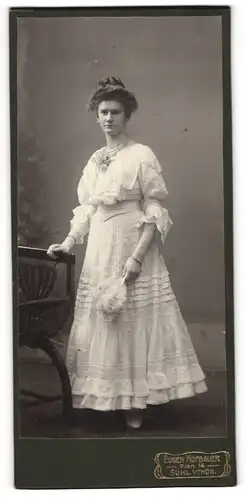 Fotografie Eugen Hofbauer, Suhl i / Thür., Portrait junge Dame im weissen Kleid mit Fächer