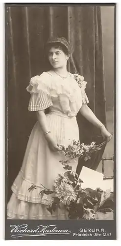 Fotografie Richard Kasbaum, Berlin-N, Portrait junge Dame im hübschen Kleid mit Blumen