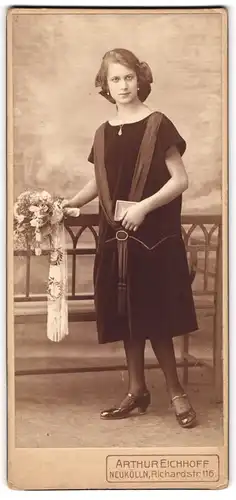 Fotografie Arthur Eichhoff, Berlin-Neukölln, Portrait Konfirmandin mit Gebetsbuch und Blumenstrauss