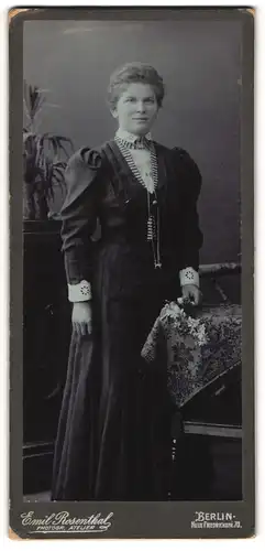 Fotografie Emil Rosenthal, Berlin, Portrait bürgerliche Dame mit Blumen an Tisch gelehnt