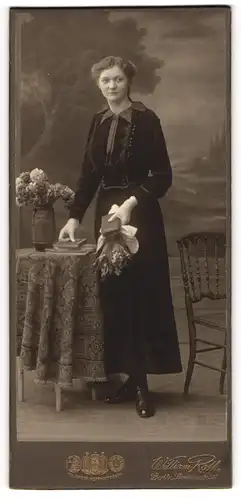 Fotografie William Roth, Berlin-SO, Portrait elegant gekleidete Dame mit Büchlein und Blumen