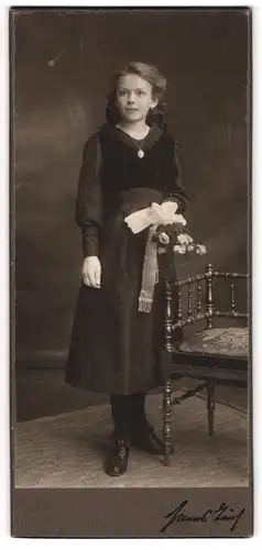 Fotografie Hanns Teich, Berlin-O, Portrait junge Dame im eleganten Kleid mit Blumen