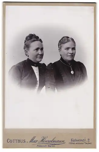 Fotografie Max Hinzelmann, Cottbus, Portrait zwei betagte Damen mit Haarknoten