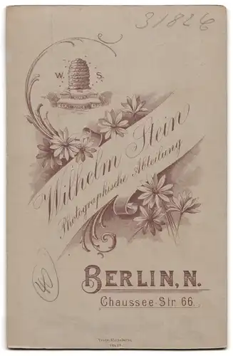 Fotografie Wilhelm Stein, Berlin-N, Portrait Paar in zeitgenöss. Kleidung