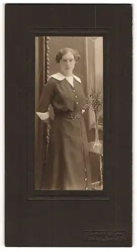 Fotografie Leopold Dürr, Radeberg-Arnsdorf i/S, Portrait junge Frau in zeitgenöss. Kleidung