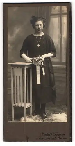 Fotografie Rudolf Tausch, Königs-Wusterhausen, Portrait Fräulein in feierlicher Kleidung