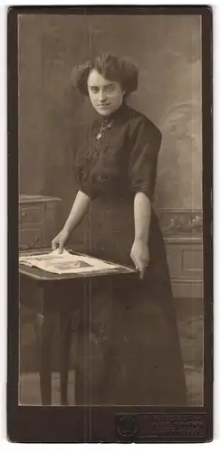 Fotografie F. Maesser, Wernigerode, Portrait junge Dame mit Hochsteckfrisur